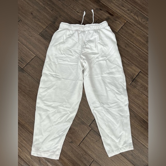 Nike Cropped Sweatpants - Picture 3 of 4